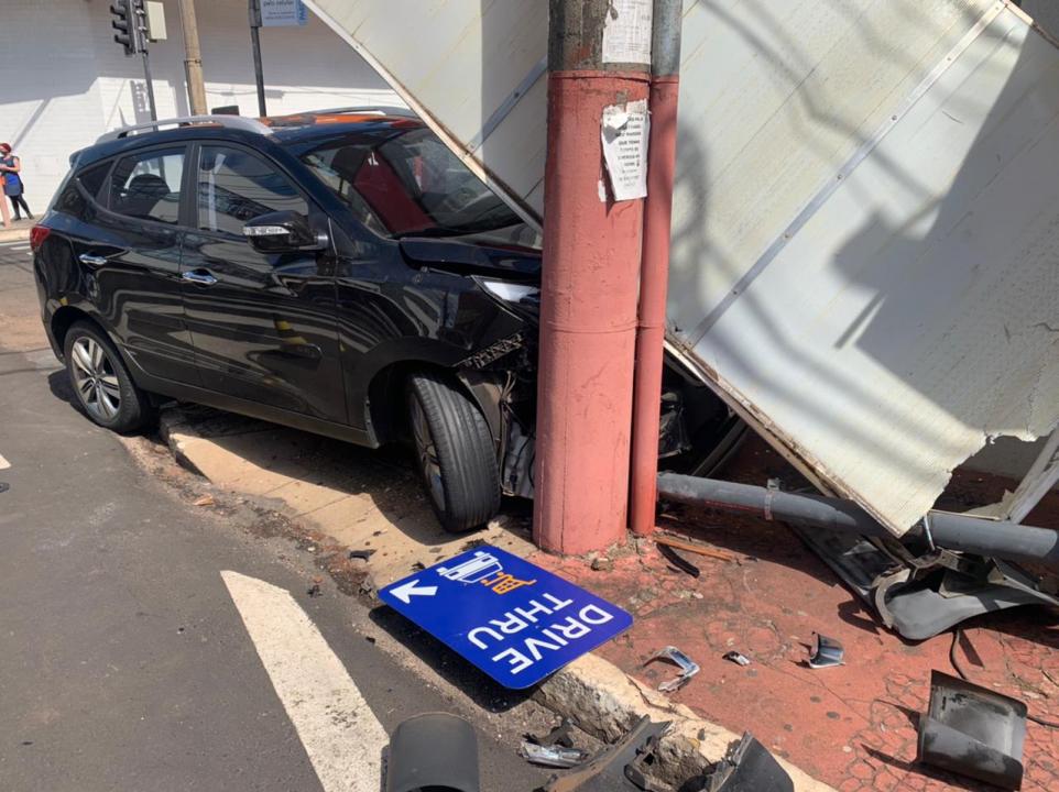 Foto 5 de 8 — Carros batem em cruzamento da Rua 2 e complicam trânsito no Centro